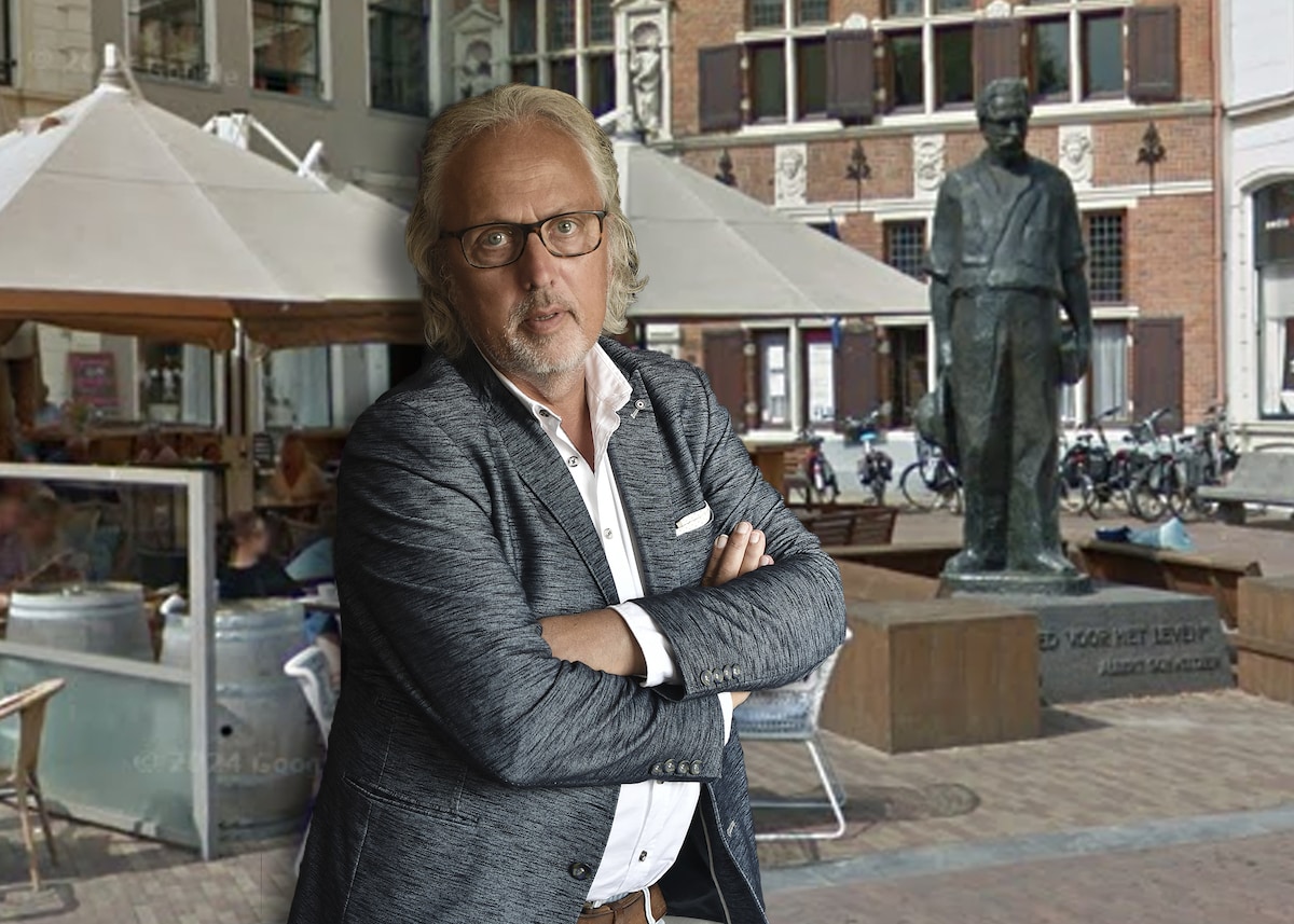 Columnist Ruud Buurman, rechts het beeld van Albert Schweitzer