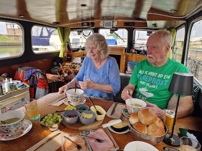 Eddy (83) en Anneke (71) wonen op een oude douane-boot en die is te bezoeken tijdens de Sleepbootdag