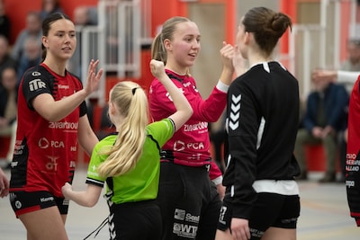 Tess Jansen van Kwiek kent het lot van de handbalkeeper: ‘Ik ben niet bang voor een bal in mijn gezi