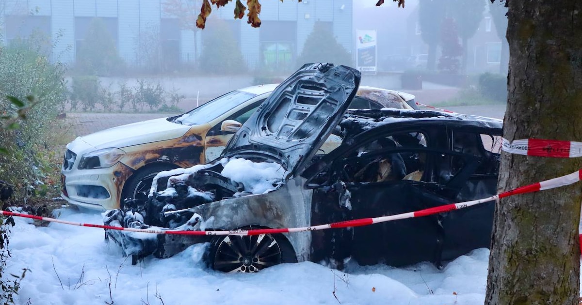 Autobrand in Denekamp: één auto verwoest, tweede zwaar beschadigd