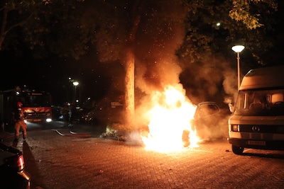 Twee auto’s uitgebrand in Amsterdam-Noord, mogelijke brandstichting op camera vastgelegd