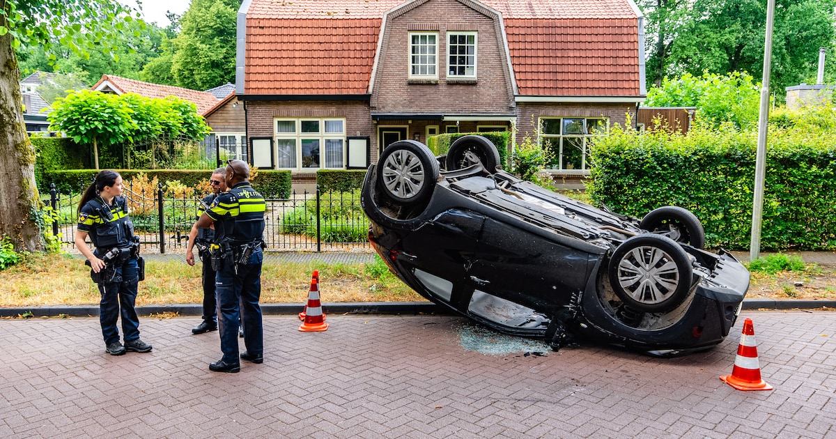 Auto belandt op de kop bij ongeval: weg bezaaid met brokstukken