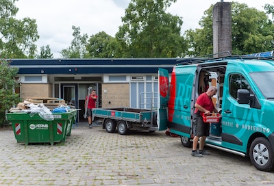 Plots staan er hekken en bouwvakkers bij oud schoolgebouwtje: Epe lost verbouwingspuzzel op