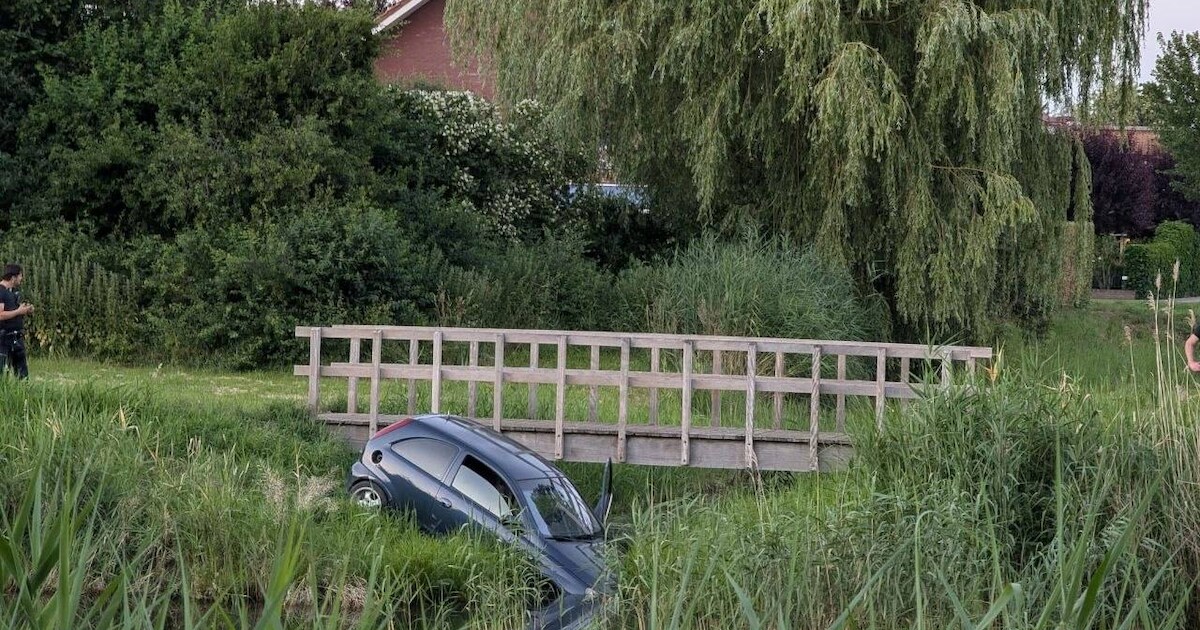 Bestuurder vlucht na negeren stopteken en laat auto in het water rijden