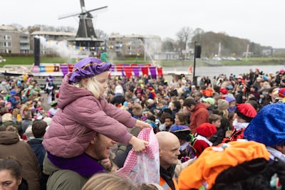 Sinterklaas zet voet aan wal in Dalfsen, Ommen en Hardenberg: bekijk hier de foto’s