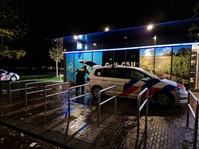 Man bedreigt medewerker supermarkt Almere met mes en doet greep in kassa