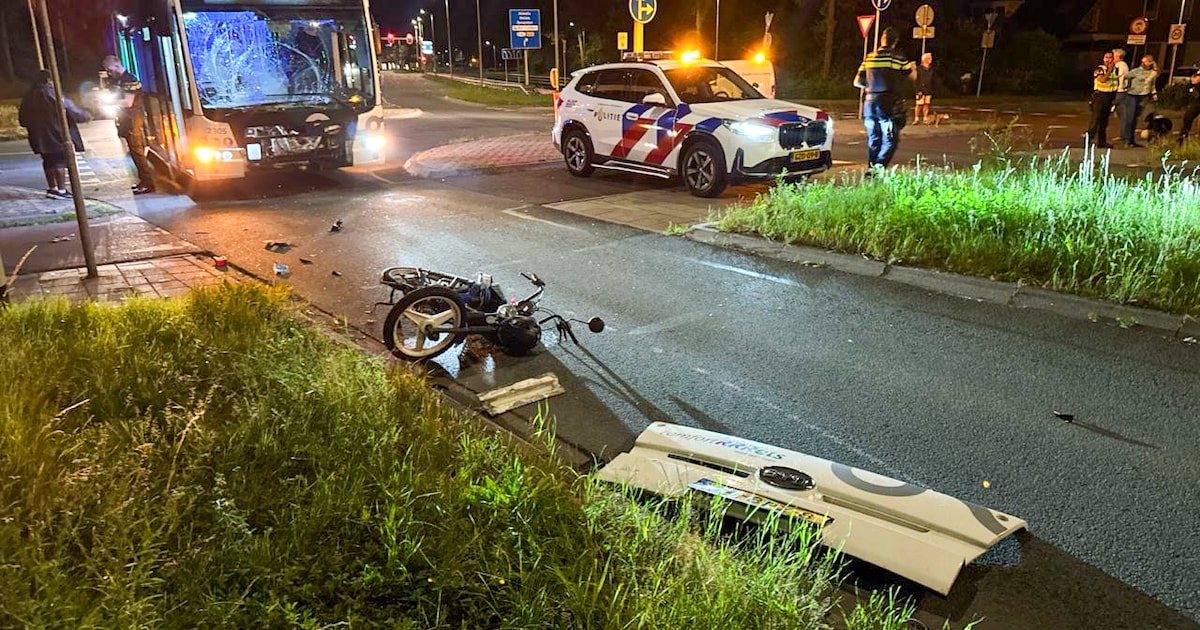 Snorfietser gewond bij aanrijding met lijnbus in Zwolle.
