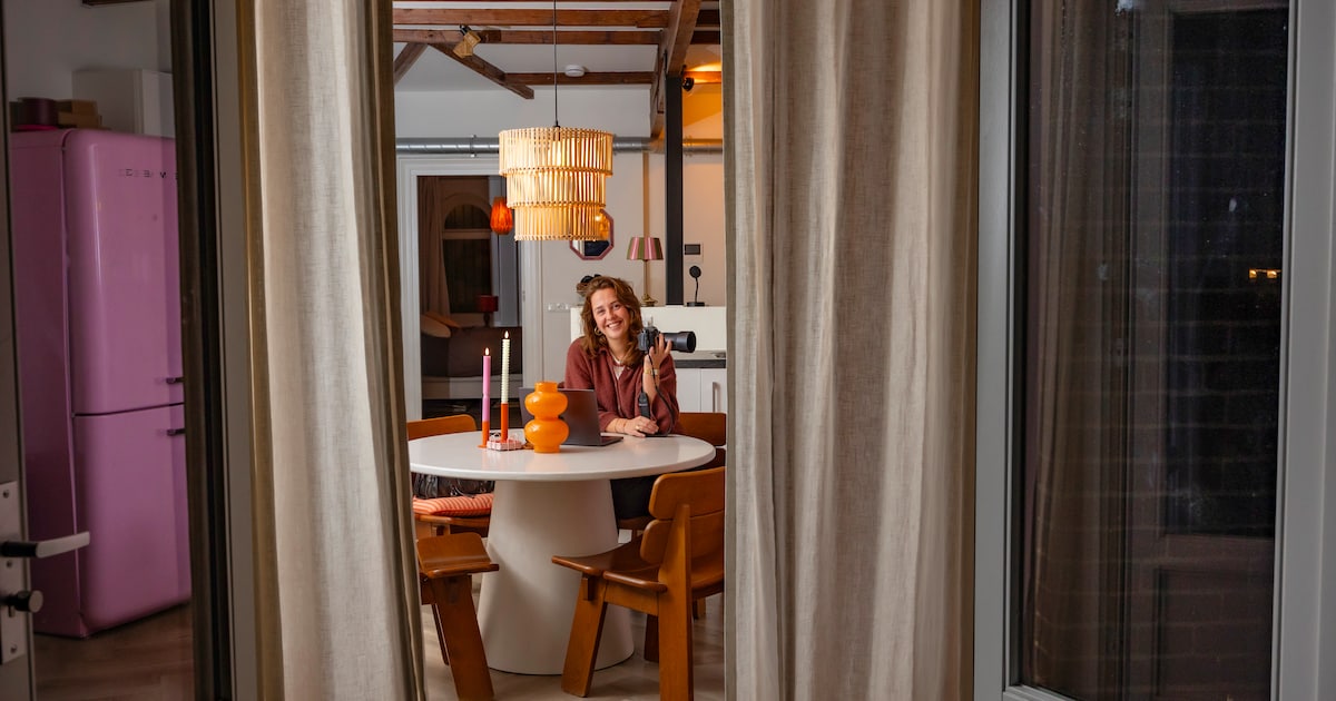 Stadsfotograaf Sam Warnaar (26) ‘gluurt’ bij mensen binnen met project Thuis: ‘Die spanning is vet’