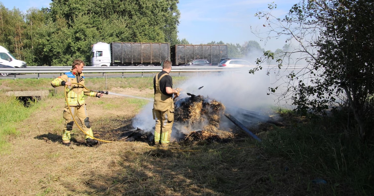 Brandende hooibalen zorgen voor hinder rond Nijkerk en Barneveld maar grote afsluitingen blijven uit