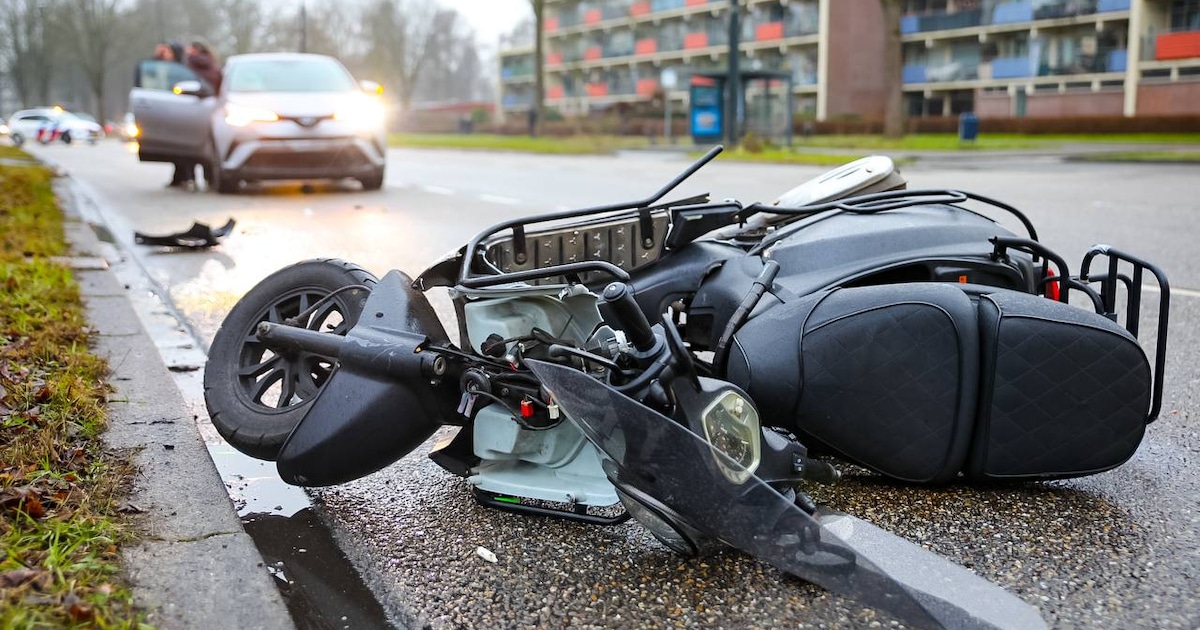 Scooterrijder raakt gewond bij botsing met auto in Apeldoorn