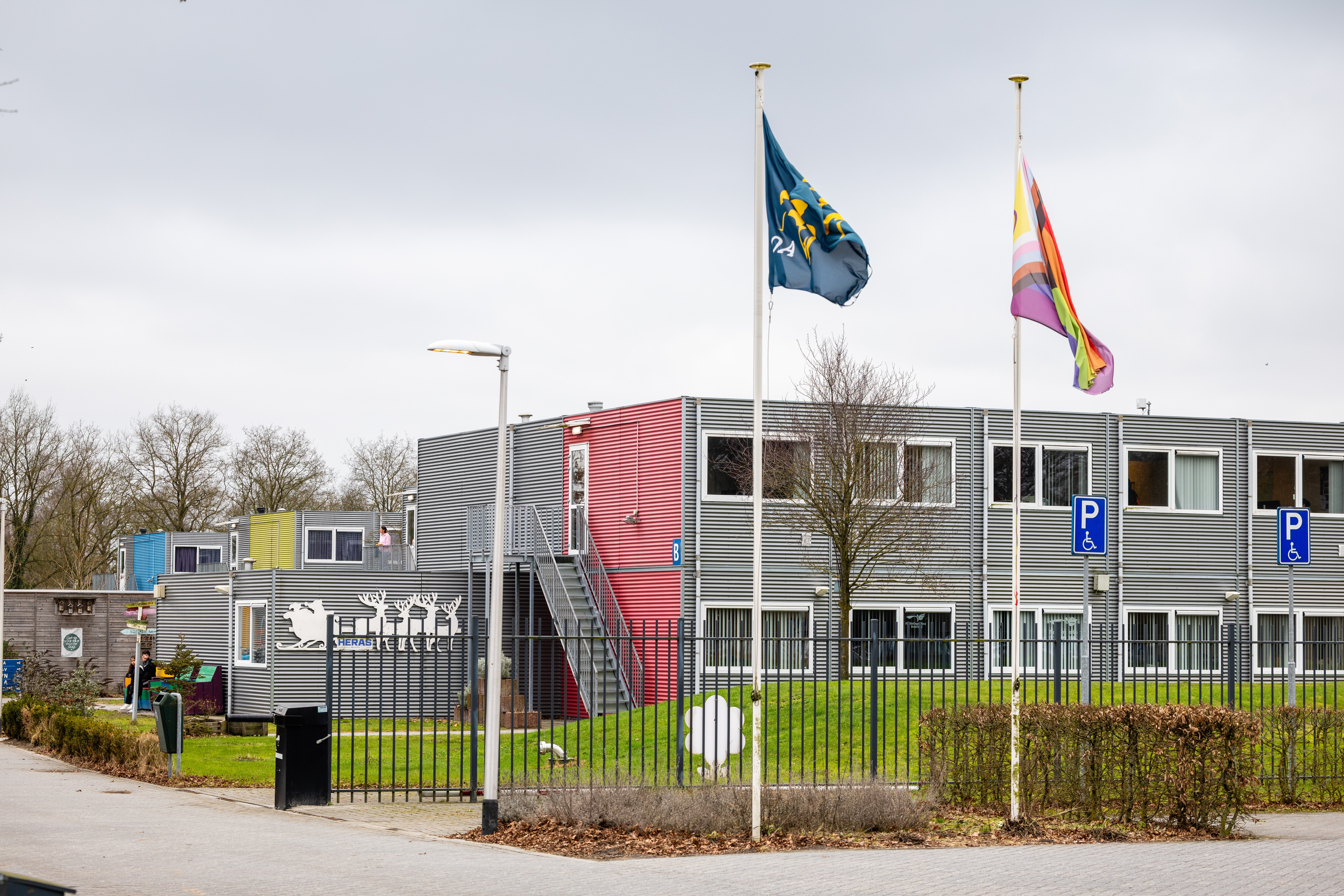 Azc in Hardenberg blijft mogelijk langer open, gemeente noemt dat ‘onacceptabel’