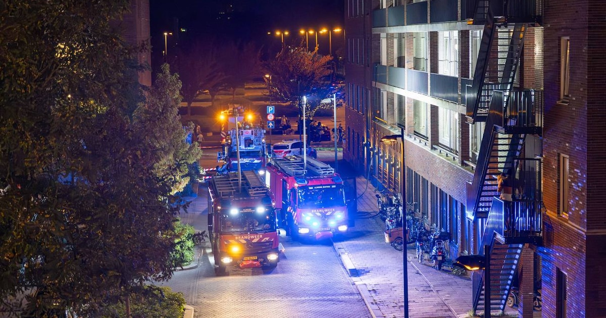Brand in flat Almere Buiten, omwonenden moeten even de straat op | 112 nieuws Almere