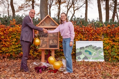 Wethouder geeft startsein voor woningbouw aan Husselsesteeg in Putten