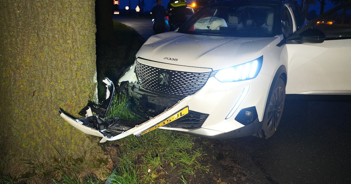 Auto botst tegen boom op Klaas Kloosterweg in Staphorst