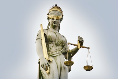 Verdachte van aanranding laat zich niet zien in de rechtbank: zijn moeder gaat voor