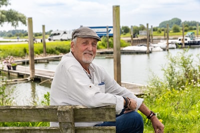 Martin (70) heeft water als therapie nodig, nu is hij de havenmeester: ‘De IJssel had me meteen te p