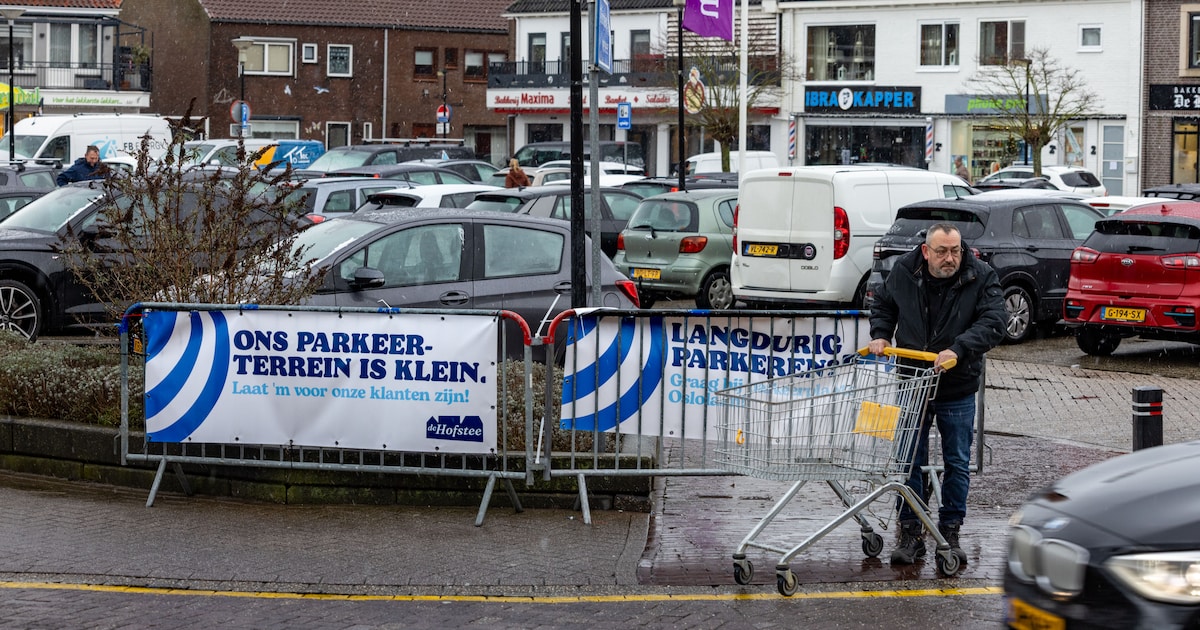 Winkeliers vragen langparkeerders ander plekje te zoeken op Urk