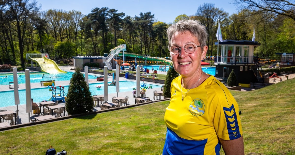 Hijskraan tilt 30 betonblokken uit zwembad Balkbrug, maar het karwei is nog niet af