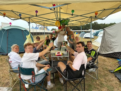LIVE Zwarte Cross 2026 | Campinggasten zorgen file • Buien trekken over terrein • Dit kost een muntj