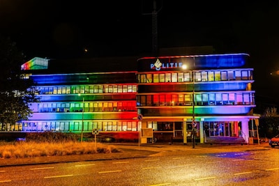 Politiebureau Enschede verlicht in regenboogkleuren tijdens Coming Out Day
