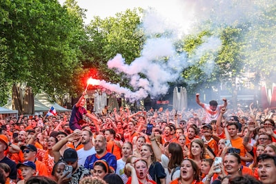 Duizenden Oranjesupporters kijken zaterdag naar oranje op Lieve Vrouweplein, dit komt allemaal kijke