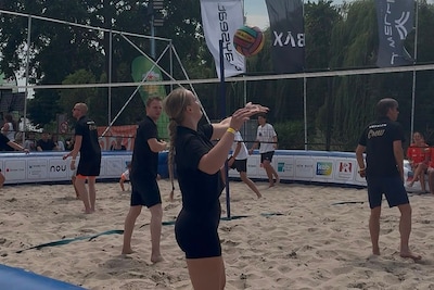 Doetinchemse Kadefeesten: barmannen- en vrouwen strijden op het zand tijdens het beachvolleybaltoern