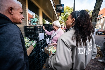 Af te halen op de Geitenkamp: gratis maaltijden, gekookt door Kumar en Stijn