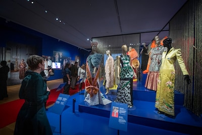 De hofsleep van koningin Emma hangt naast de jurk van Taylor Swift in Paleis het Loo