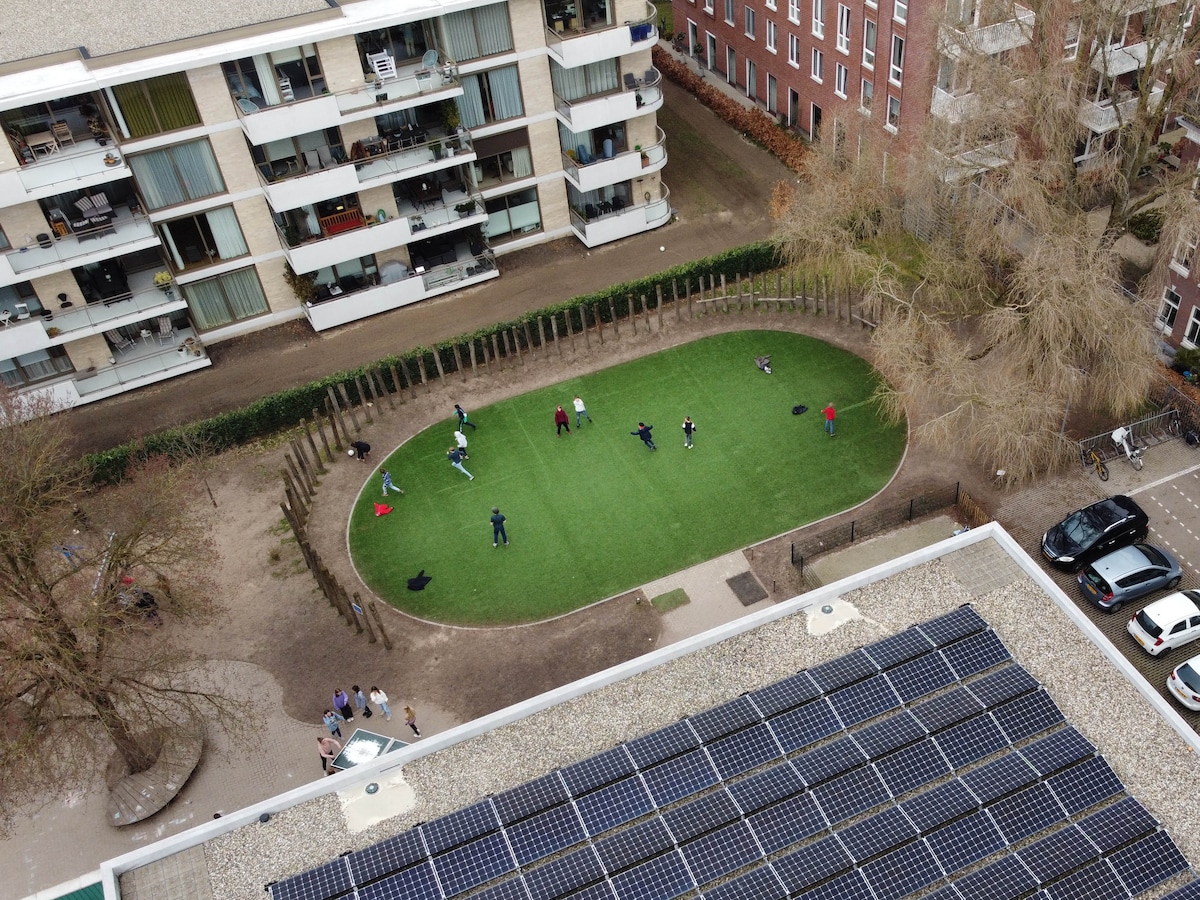 Het speelveld van basisschool de Buut in Nijmegen-Oost wordt omringd door woningen.