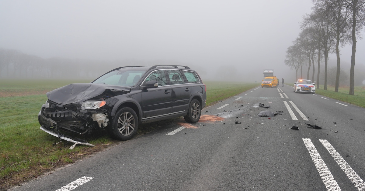 Drie auto's botsen op N375 bij Broekhuizen, weg dicht