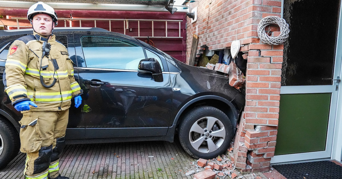 Auto ramt voorgevel van woning in Klazienaveen, hond krijgt bijzondere nieuwe riem
