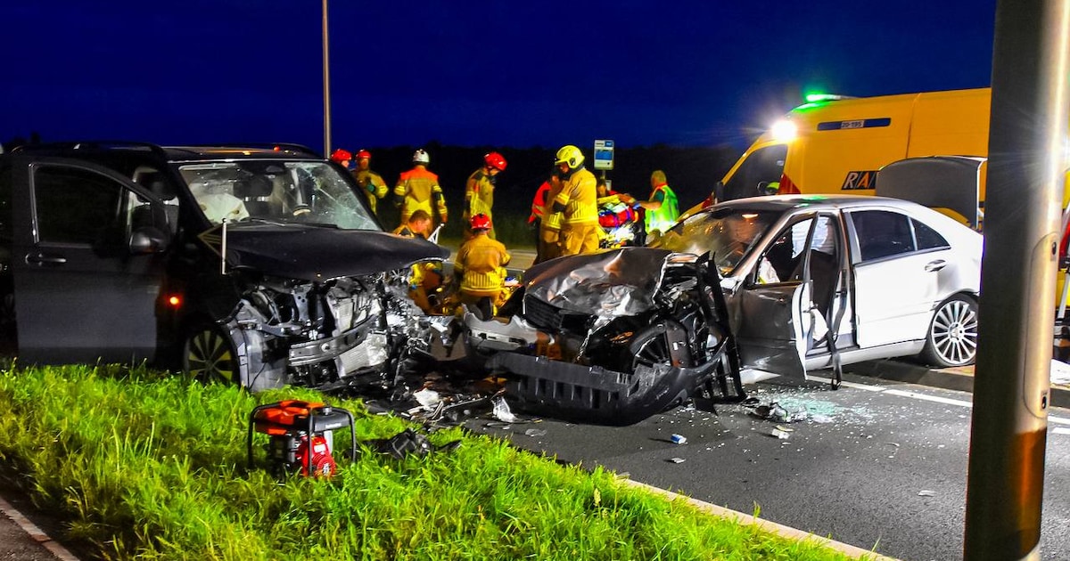 Man uit Lelystad overleden bij frontale botsing met lijkwagen.
