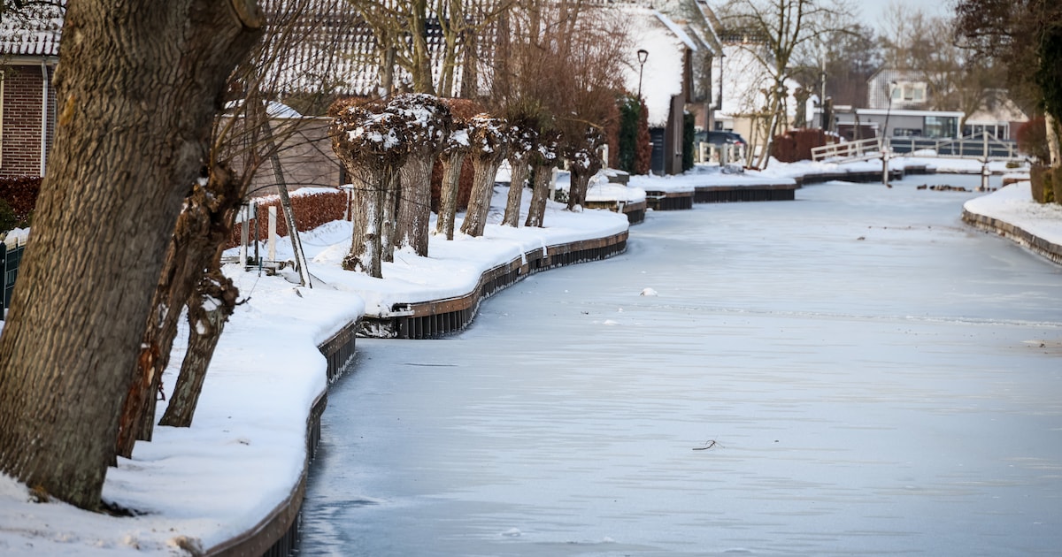 ‘Het is om te janken’, vindt man uit Belt-Schutsloot, maar gemeente verdedigt de scheve beschoeiing