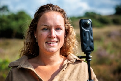 Tina loopt met camera door de Overijsselse natuur en dat zorgt voor een glimlach in verpleeghuizen