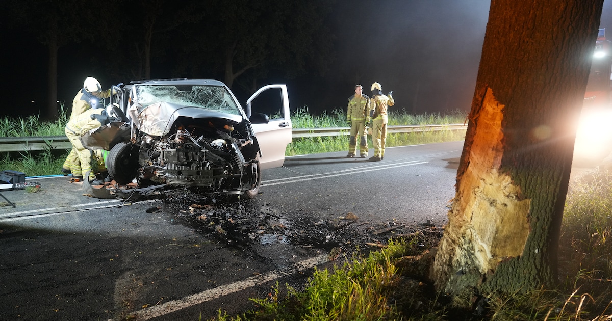 Automobilist met spoed naar ziekenhuis na ernstig ongeluk bij Meppel.