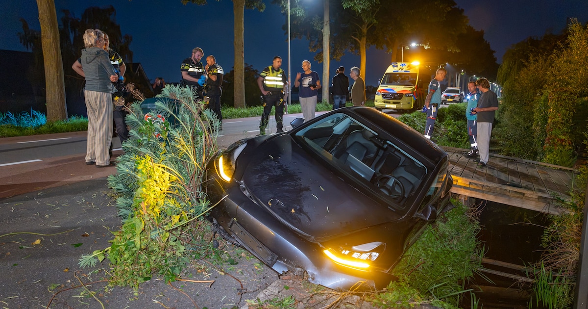 Auto belandt deels in sloot langs Osdorperweg in Amsterdam, bestuurder aangehouden