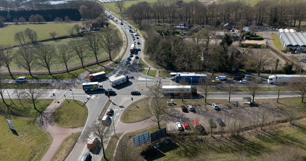 Storing aan overweg: N35 bij Raalte in beide richtingen dicht