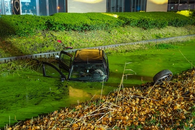 Auto schampt boom en eindigt zwaar beschadigd in het water in Lelystad