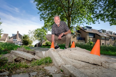 Camera van Frank registreert de knal: tegels vliegen een meter omhoog en vallen weer neer