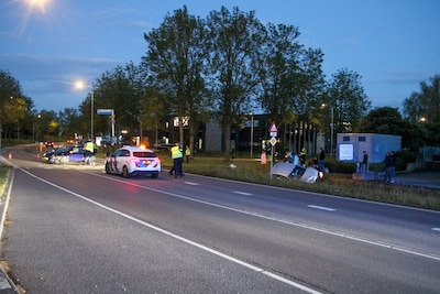 Auto in greppel na harde botsing op kruising Dr. Willem Dreeslaan in Barneveld