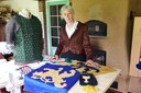 Elvire Trijsburg, met links een reconstructie van een brigandine, een ‘harnas’ voor voetvolk in een middeleeuws leger.