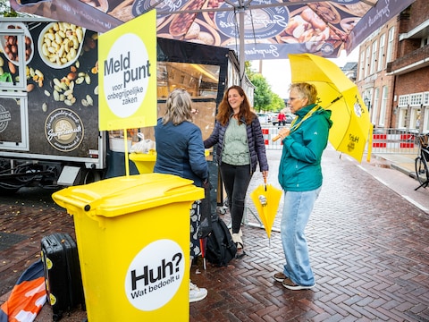 Wat staat daar nou?! Bij deze kraam komen inwoners met onbegrijpelijke post: ‘Gemeenten zijn hardleers’