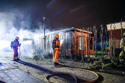 Brand in conifeer slaat over naar schuur in de Agaatdreef in Emmen