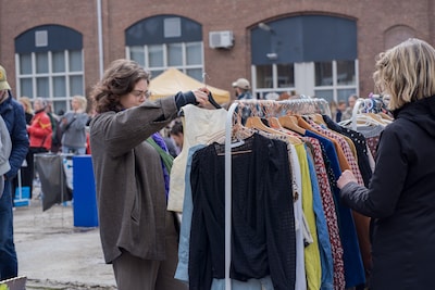 Tweedehands kleding op Kerkplein in Wijhe tijdens closetsale