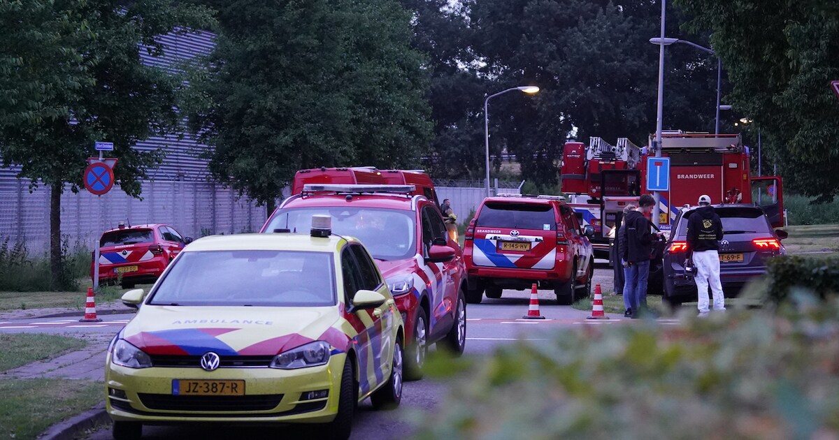 Grote inzet van hulpdiensten op bedrijventerrein in Lelystad vanwege persoon op dak