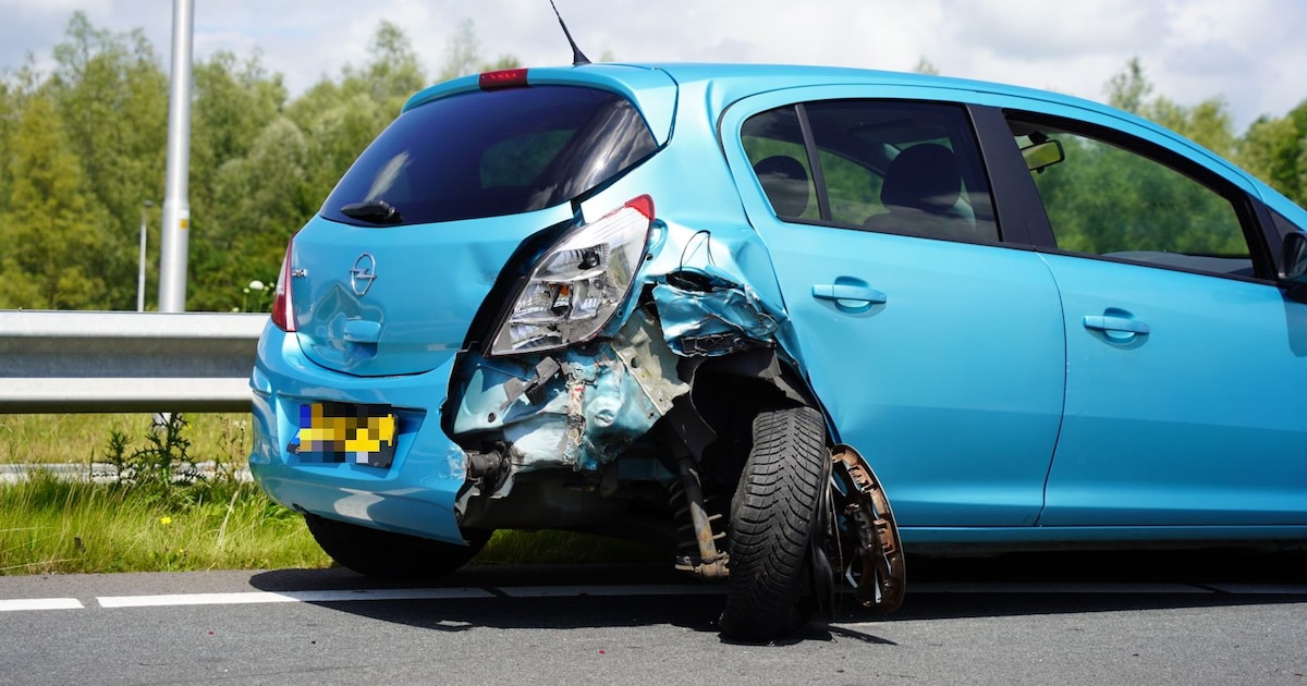 Aanrijding tussen twee auto’s bij brug richting Kampen.