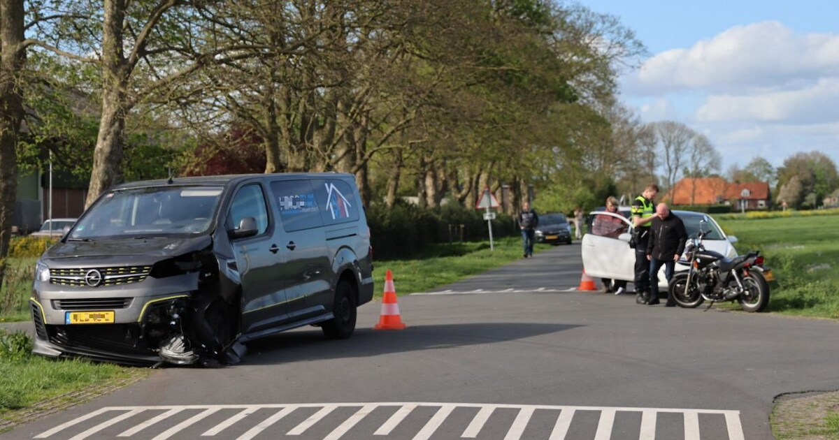 Motor knalt op bestelbusje in Steenwijkerwold