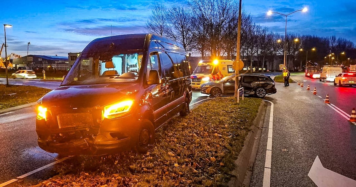 Flinke schade en lichtgewonde op kruispunt in Almere