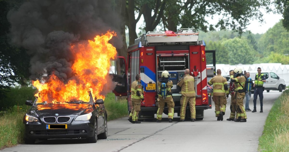 Auto in lichterlaaie in Klazienaveen, automobilist komt met schrik vrij