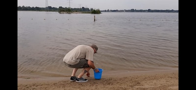 Met kaak, schelpen en aardewerk legt jutter Erik het verborgen verleden bloot